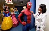 Spiderman esiste, lancia ragnatelle di speranza per i bambini in ospedale